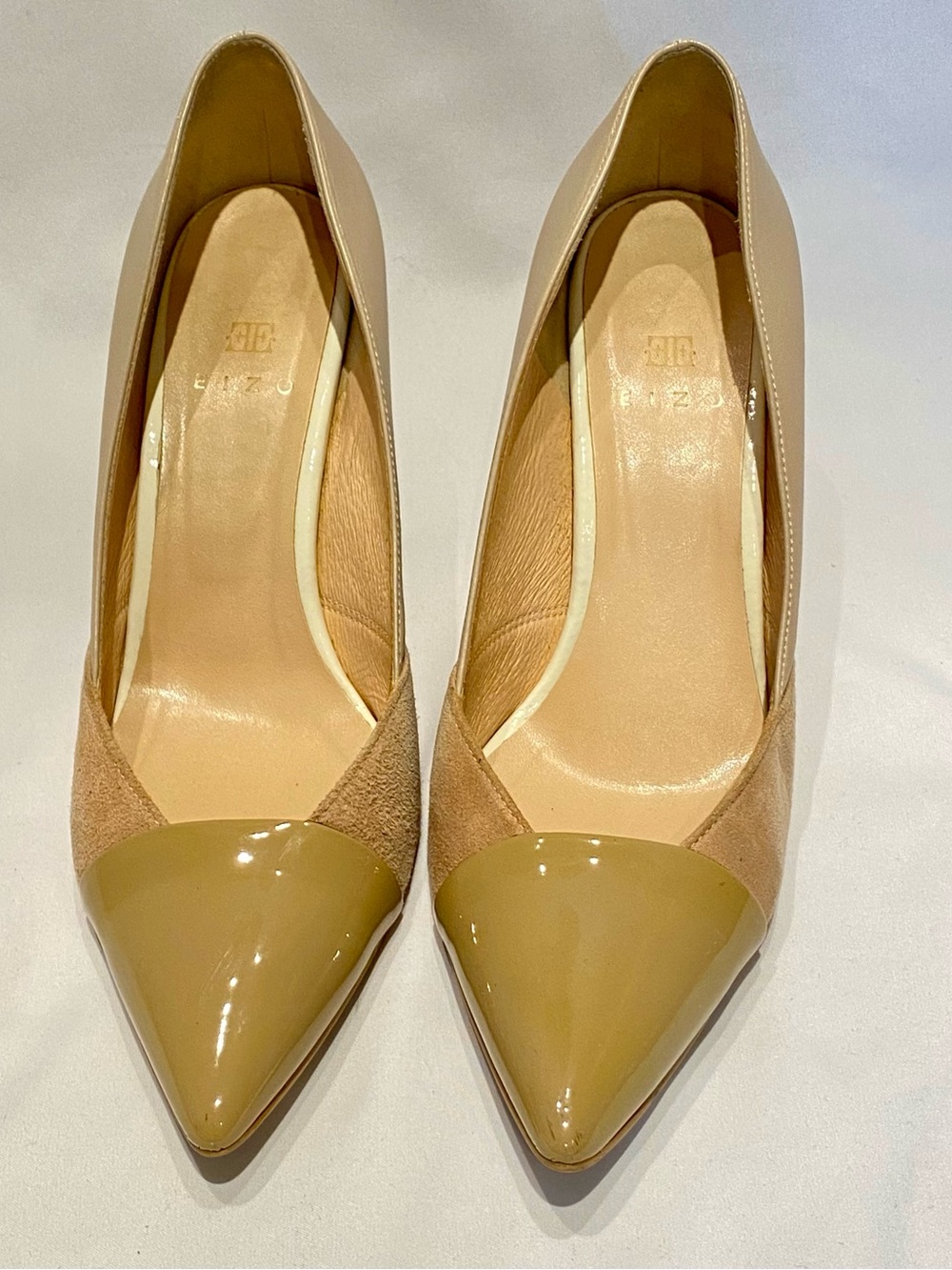 EIZO Beige Patent Leather and Suede Pumps, size 23.5 (6.5) - Picture 3 of 5